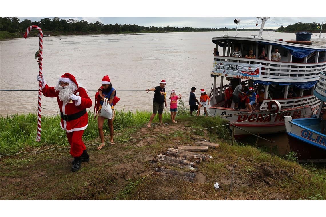 Brasilien: Weihnachtsmann überrascht Kinder in Flussgemeinde Careiro da Varzea