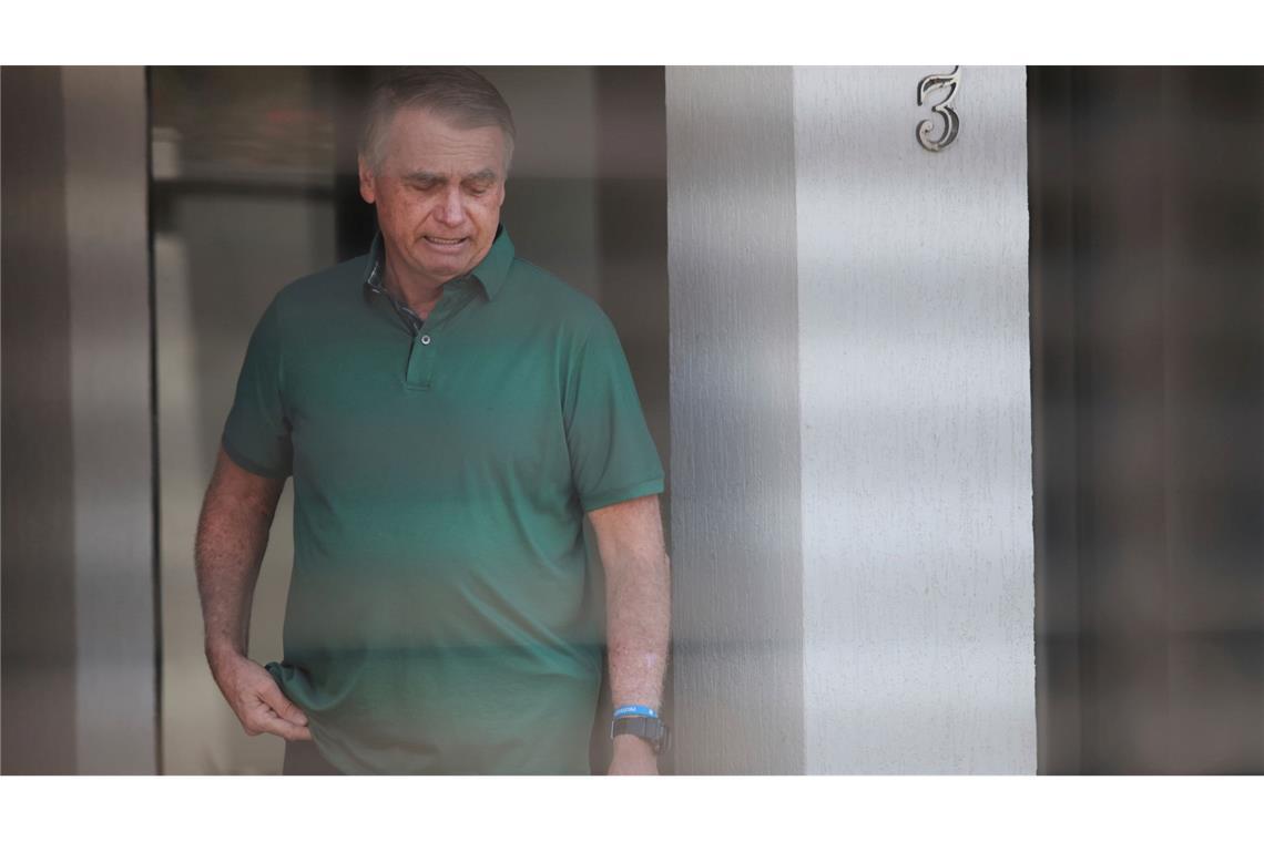 Brasiliens ehemaliger Präsident Jair Bolsonaro steht am Eingang seines Hauses, in dem er unter Hausarrest steht.