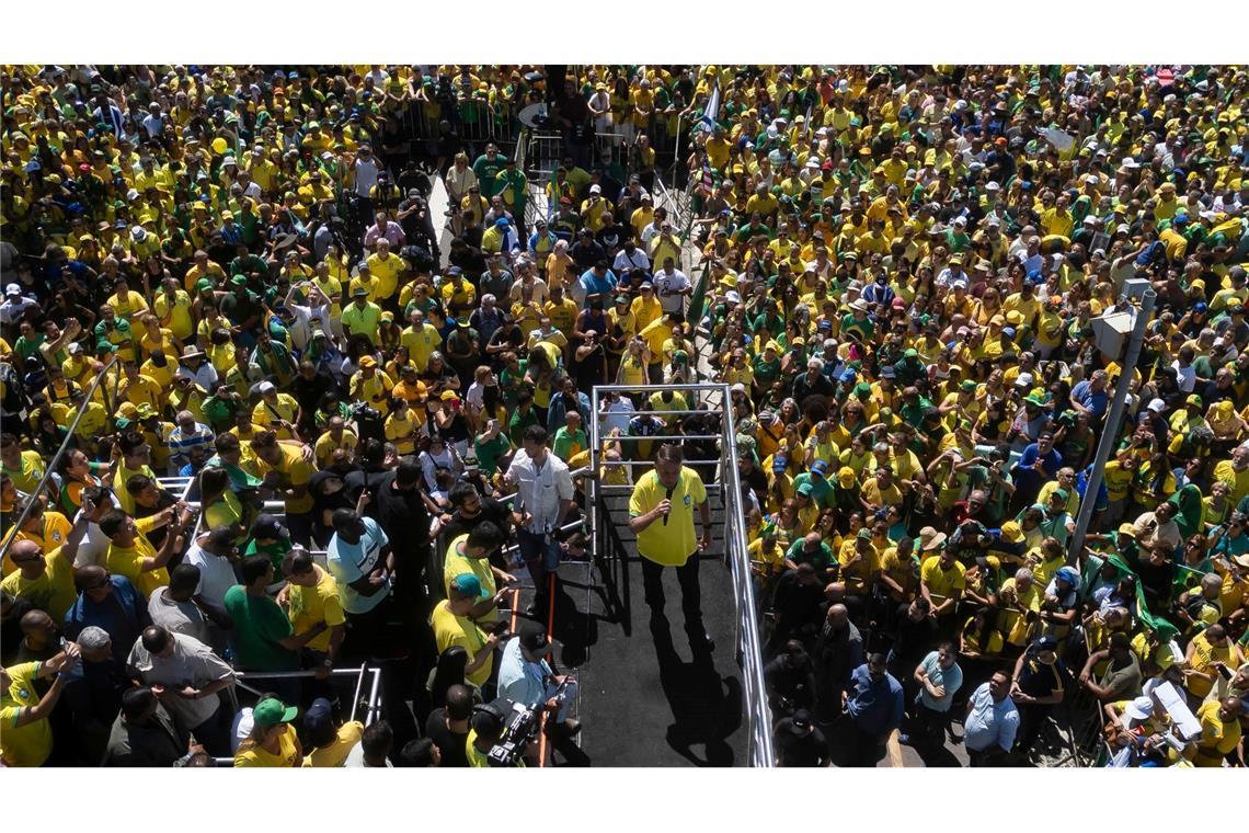 Brasiliens Ex-Präsident Jair Bolsonaro spricht während einer Demonstration für Meinungsfreiheit am Copacabana-Strand in Rio de Janeiro.