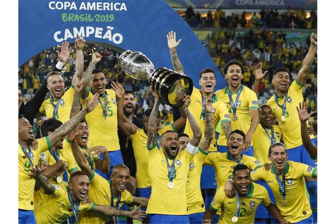 Brasilien krönt sich zum Südamerika-Meister Brasiliens feiern den Heimsieg bei der Copa America. Foto: Victor R. Caivano/AP