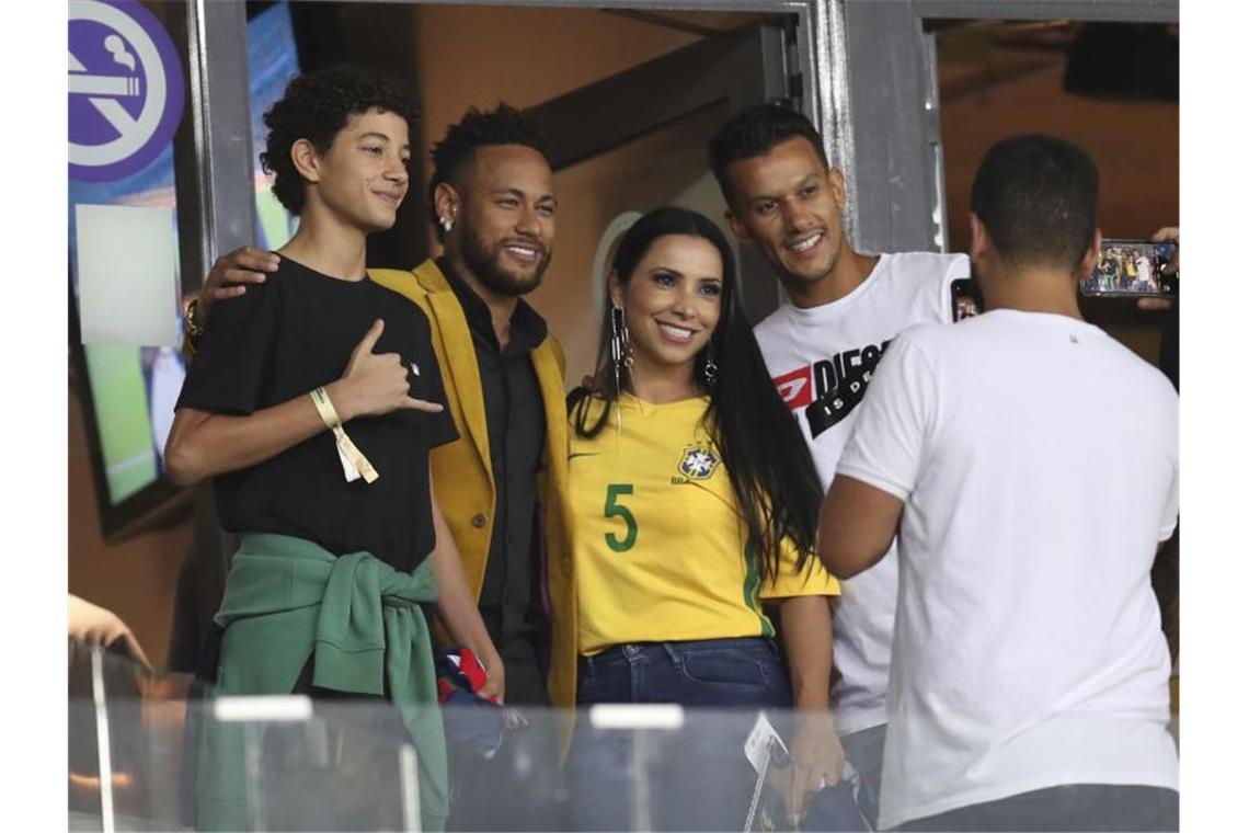 Ohne Neymar: Seleção emanzipiert sich von ihrem Superstar Brasiliens Fußballstar Neymar (2.v.l) ist derzeit nur auf der Tribüne zu sehen. Foto: Natacha Pisarenko/AP