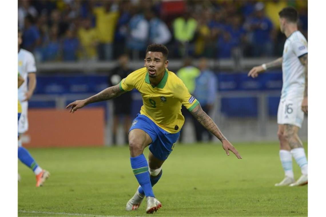 Wieder kein Titel - Messi wütet gegen Schiedsrichter Brasiliens Gabriel Jesus jubelt über seinen Treffer zum 1:0 gegen Argentinien. Foto: Eugenio Savio/AP
