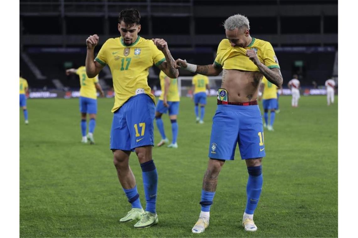 Brasiliens Lucas Paqueta (l) feiert mit Teamkollege Neymar nach dem Führungstreffer seiner Mannschaft. Foto: Silvia Izquierdo/AP/dpa