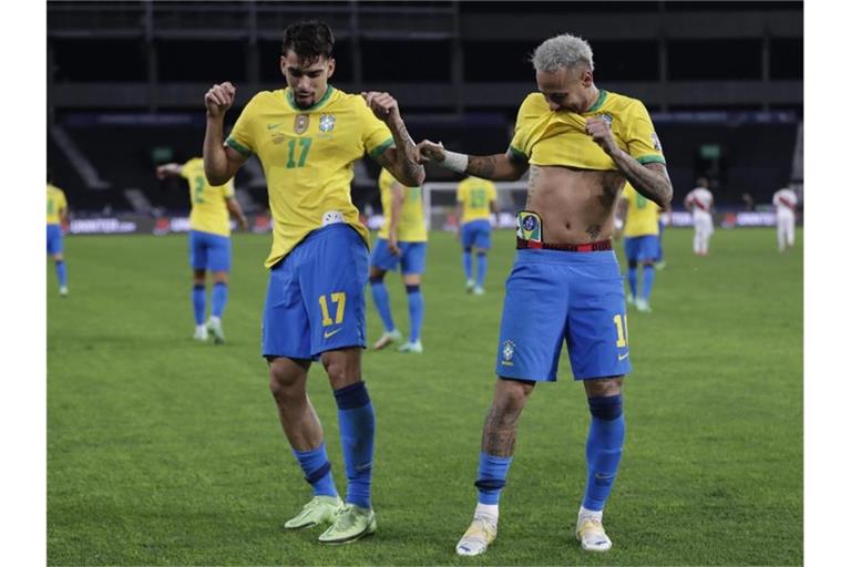 Brasiliens Lucas Paqueta (l) feiert mit Teamkollege Neymar nach dem Führungstreffer seiner Mannschaft. Foto: Silvia Izquierdo/AP/dpa