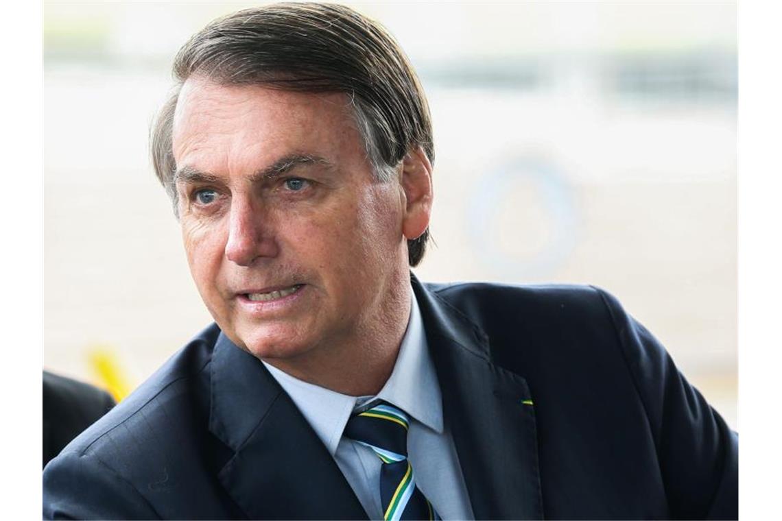 Brasiliens Präsident Jair Bolsonaro bei einem Auftritt vor der Präsidentenresidenz in Brasilia. Foto: Antonio Cruz/Agencia Brazil/dpa/Archiv