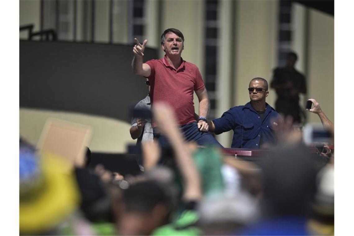 Brasiliens Präsident Jair Bolsonaro spricht vor dem Hauptquartier des Militärs. Foto: Andre Borges/AP/dpa