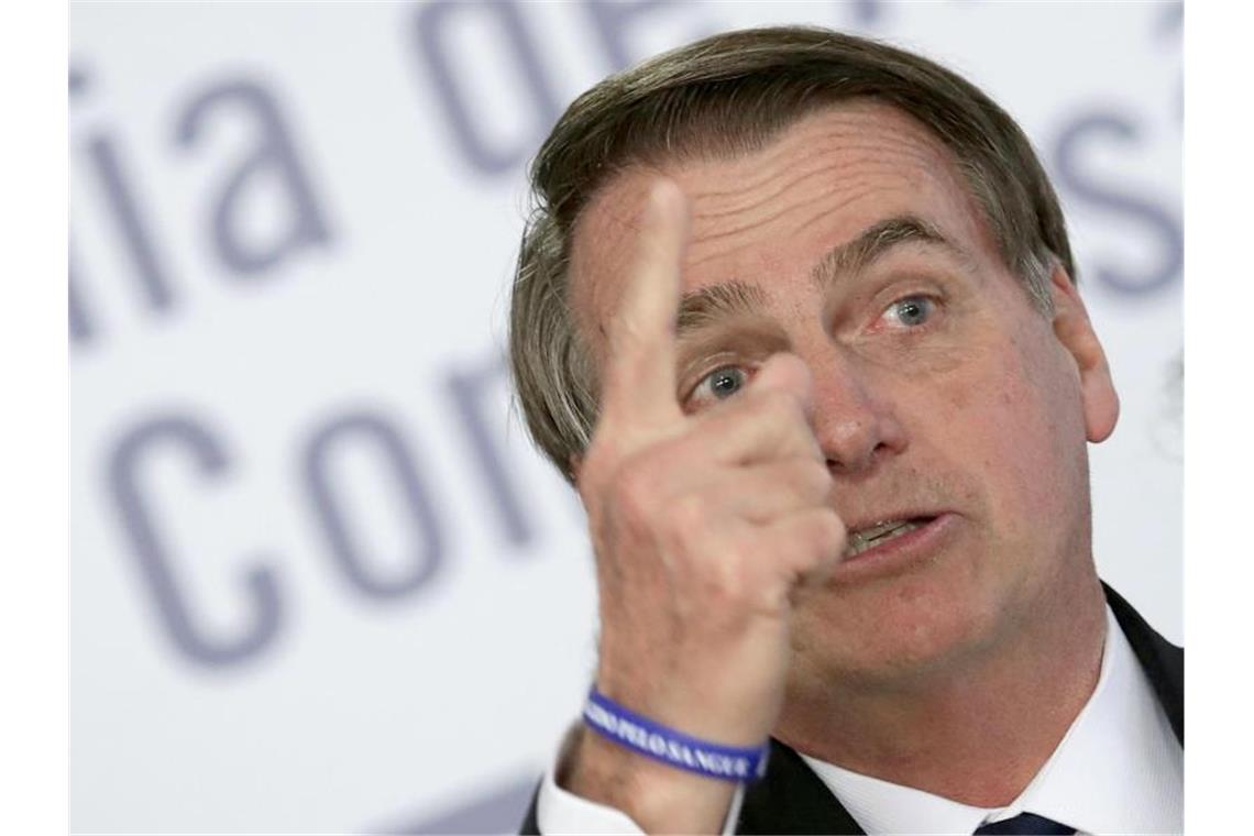 Bolsonaro vermutet Umweltschützer hinter Amazonas-Bränden Brasiliens Präsident Jair Bolsonaro vermutet NGOs hinter den Bränden im Amazonasgebiet. Foto: Eraldo Peres/AP