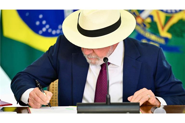 Brasiliens Präsident Luiz Inacio Lula da Silva unterzeichnet das Papier, mit dem das Mercosur-Abkommen in seinem Land umgesetzt wird.