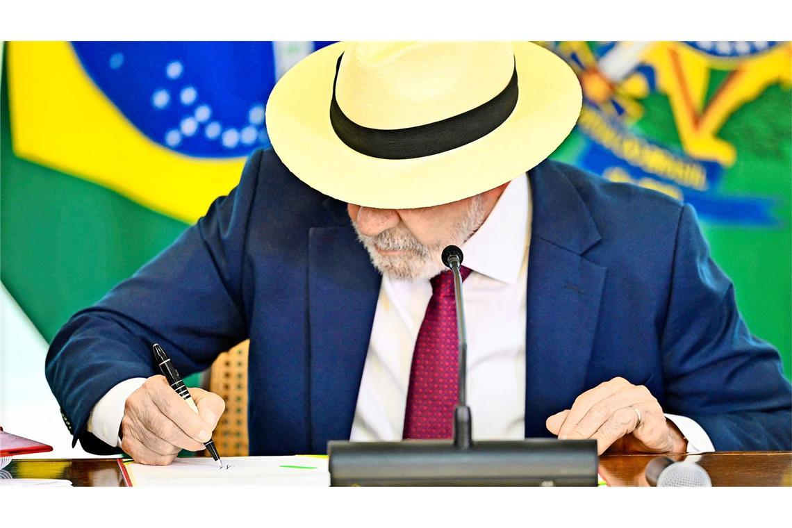 Brasiliens Präsident Luiz Inacio Lula da Silva unterzeichnet das Papier, mit dem das Mercosur-Abkommen in seinem Land umgesetzt wird.