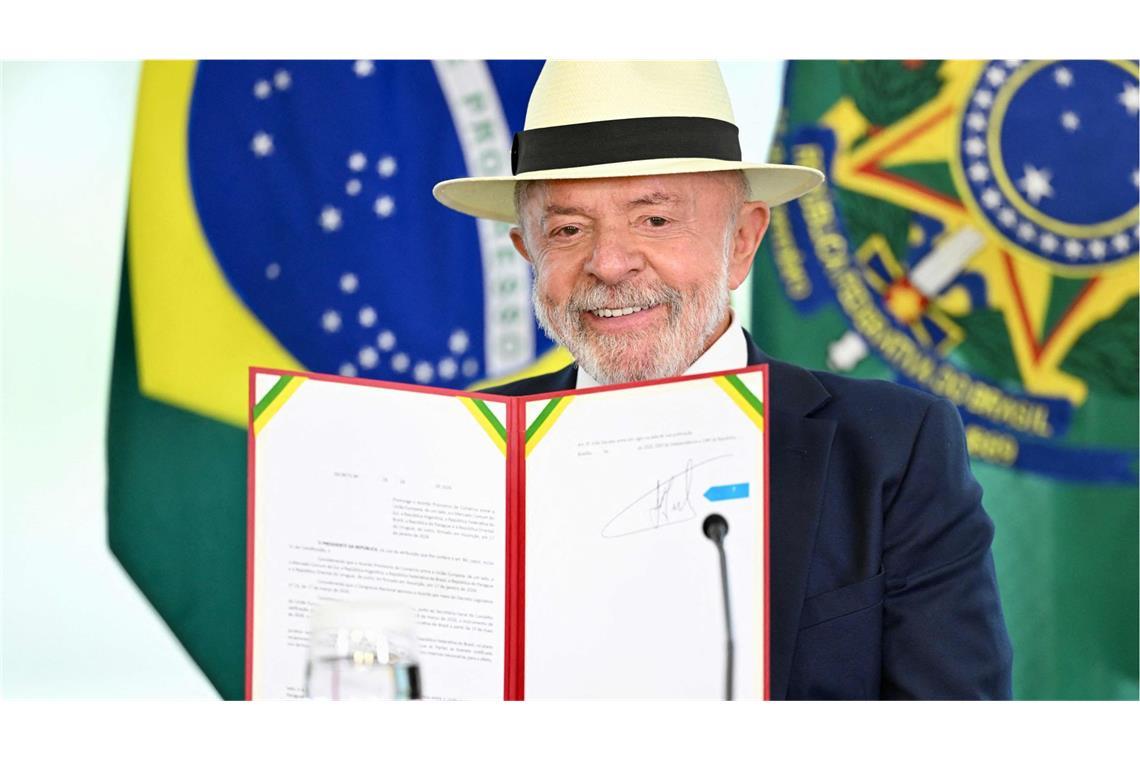 Brasiliens Präsident Luiz Inacio Lula da Silva zeigt die Urkunde, mit der das Mercosur-Abkommen in seinem Land umgesetzt werden soll.