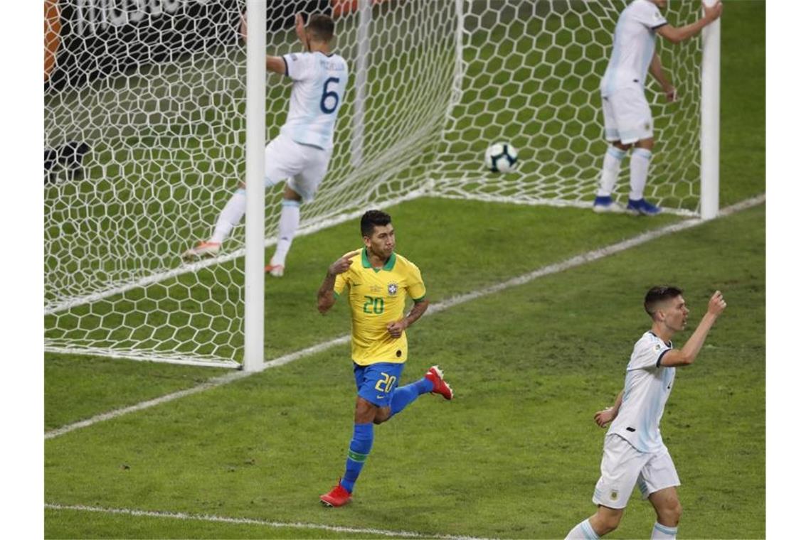 Wieder kein Titel - Messi wütet gegen Schiedsrichter Brasiliens Roberto Firmino (M) jubelt über seinen Treffer zum 2:0 gegen Argentinien. Foto: Nelson Antoine/AP