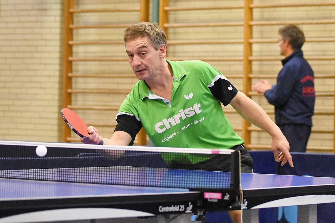Garant für sichere Berg-und-Tal-Fahrten Braucht im Tischtennis ein feines Händchen und ein gutes Auge: Sven Winter vom TTV Burgstetten. Foto: A. Becher