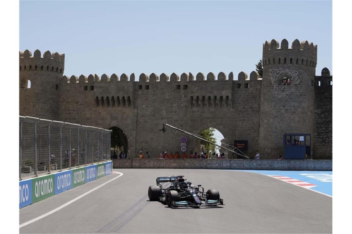 Hamilton unter Druck - „Großartiger Start“ für Verstappen Braucht in Baku eine deutliche Steigerung um wieder an die Spitze zu kommen: Lewis Hamilton dreht in Baku Trainingsrunden. Foto: Darko Vojinovic/AP/dpa