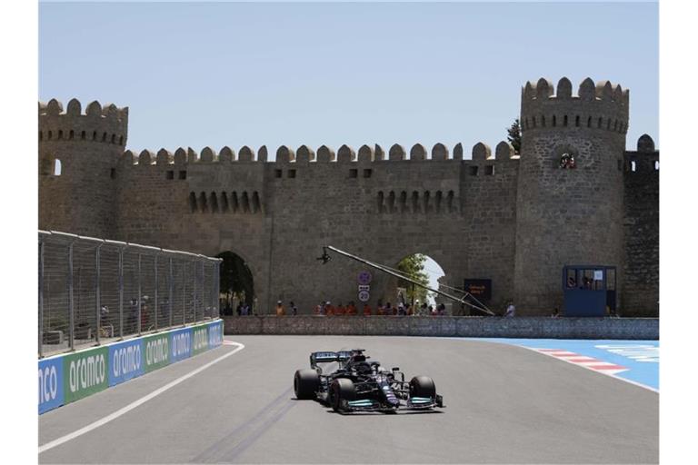 Braucht in Baku eine deutliche Steigerung um wieder an die Spitze zu kommen: Lewis Hamilton dreht in Baku Trainingsrunden. Foto: Darko Vojinovic/AP/dpa
