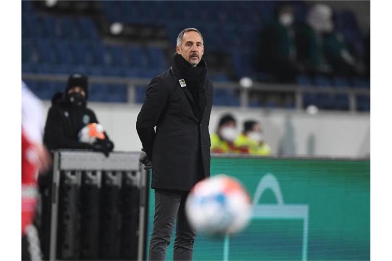 Braucht mit Gladbach verwertbare Ergebnisse: Trainer Adi Hütter steht am Spielfeldrand. Foto: Swen Pförtner/dpa