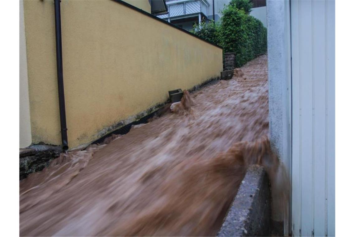 Überschwemmungen und Hagel im Südwesten Braune Wassermassen rauschen über eine Treppe nach unten. Foto: Aaron Klewer/Einsatz-Report24/dpa
