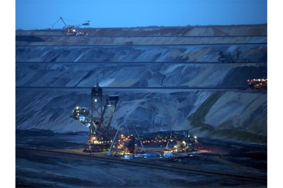 Braunkohlebagger arbeiten im Tagebau Garzweiler II. Wirtschaftsminister Altmaier hat einen Gesetzentwurf für den Strukturwandel in Kohleregionen vorgelegt. Foto: Federico Gambarini