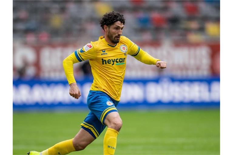 Braunschweigs Fabio Kaufmann spielt den Ball. Foto: Marius Becker/dpa/Archivbild