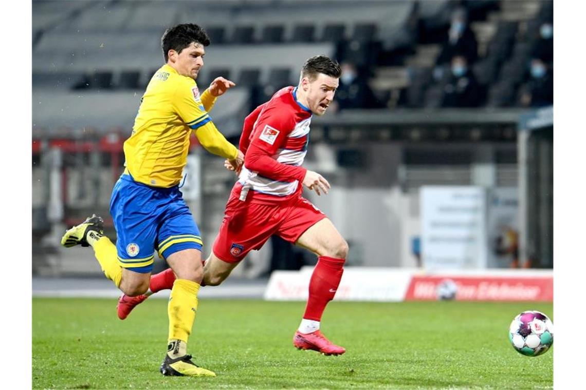 Braunschweig schafft wichtigen Sieg im Abstiegskampf Braunschweigs Jannis Nikolaou (l) und Heidenheims Christian Kühlwetter kämpfen um den Ball. Foto: Hauke-Christian Dittrich/dpa