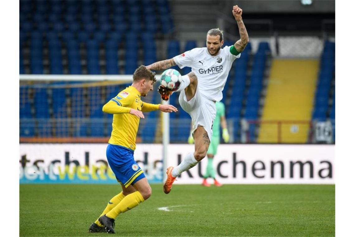 Rückschlag für Sandhausen: Niederlage in Braunschweig Braunschweigs Nico Klaß und Sandhausens Dennis Diekmeier (l-r.) am Ball. Foto: Swen Pförtner/dpa
