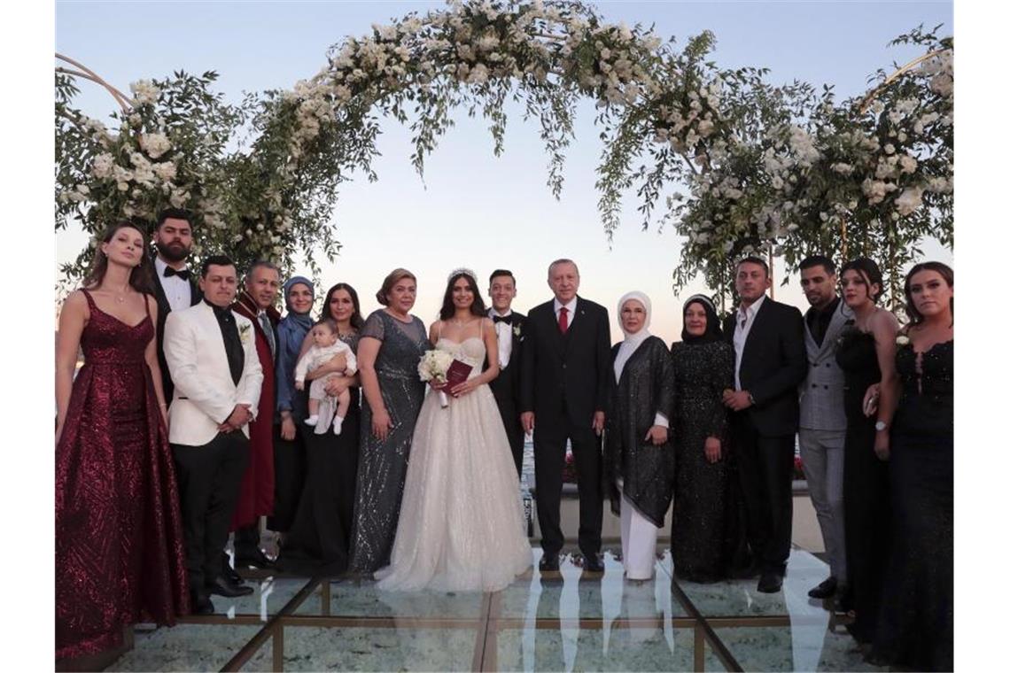 Mesut Özil heiratet Amine Gülse in Istanbul Braut, Bräutigam, Familie und Recep Tayyip Erdogan. Foto: Pool Presidential Press Service/AP