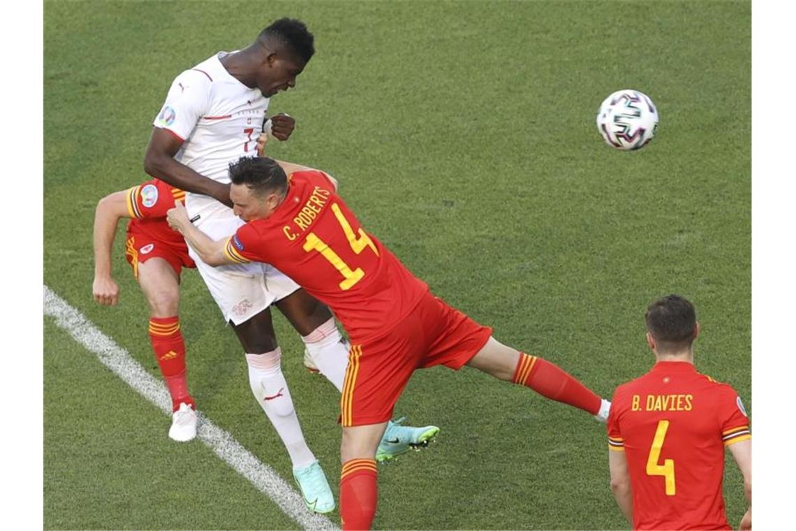 Breel Embolo (l) brachte die Schweiz zunächst in Führung. Foto: Naomi Baker/Getty Pool/AP/dpa