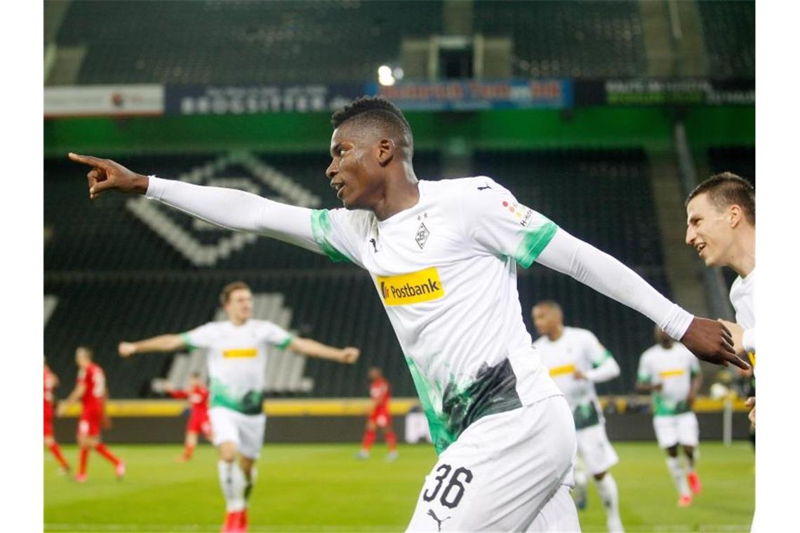 Breel Embolo (M) legte mit seinem Tor zum 1:0 den Grundstein zum Gladbacher Sieg im Geisterderby gegen Köln. Foto: Roland Weihrauch/dpa