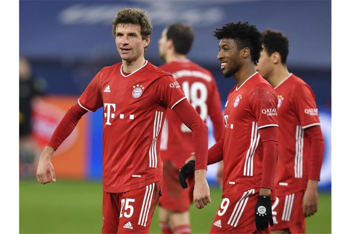 Breite Brust: Thomas Müller (l) und der FC Bayern führen die Bundesliga-Tabelle mit sieben Punkten an. Foto: Martin Meissner/Pool AP/dpa