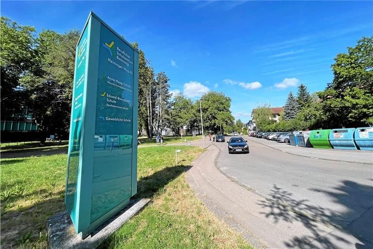 Breite Fahrbahn, schmale Gehwege: Die Stadt Backnang will die Bauarbeiten für das Fernwärmeprojekt im Heininger Weg nutzen, um auch den Straßenraum vor dem Berufsschulzentrum neu zu gestalten.Foto: Kornelius Fritz