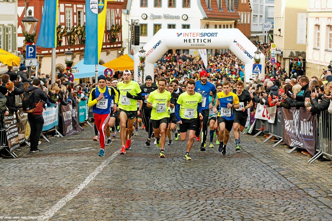 Gefühlt ist die halbe Stadt auf den Beinen Breitensport trifft Spitzensport: Der Hauptlauf über 10 Kilometer lockte so viele Sportler wie noch nie nach Backnang, die Zuschauer zog es wieder zu Tausenden an den Streckenrand. Foto: A. Becher