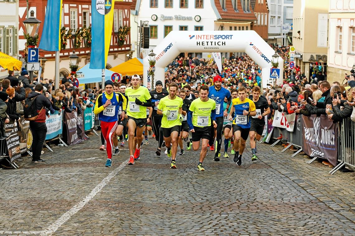 Breitensport trifft Spitzensport: Der Hauptlauf über 10 Kilometer lockte so viele Sportler wie noch nie nach Backnang, die Zuschauer zog es wieder zu Tausenden an den Streckenrand. Foto: A. Becher