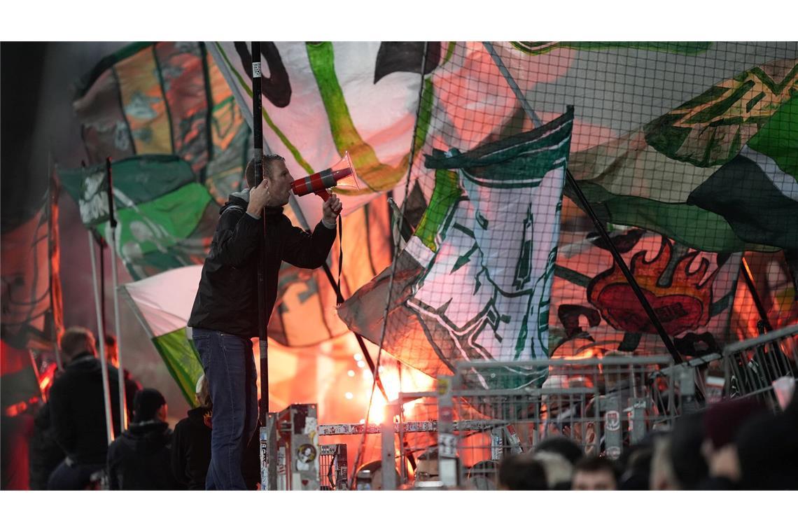 Bremen-Fans brennen  im Millerntor-Stadion auf der Tribüne Feuerwerkskörper ab.