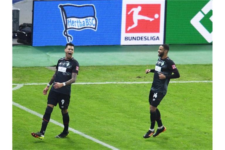 Bremens Davie Selke (l) traf gegen Ex-Verein Hertha zur Führung. Foto: Annegret Hilse/Reuters/POOL/dpa