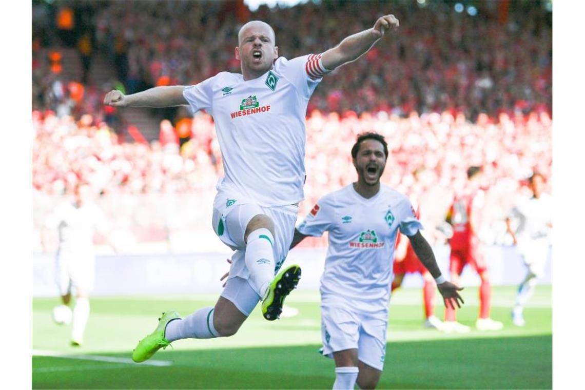 Bremens Davy Klaassen jubelt nach seinem Führungstor durch Elfmeter für Werder Bremen. Foto: Tom Weller