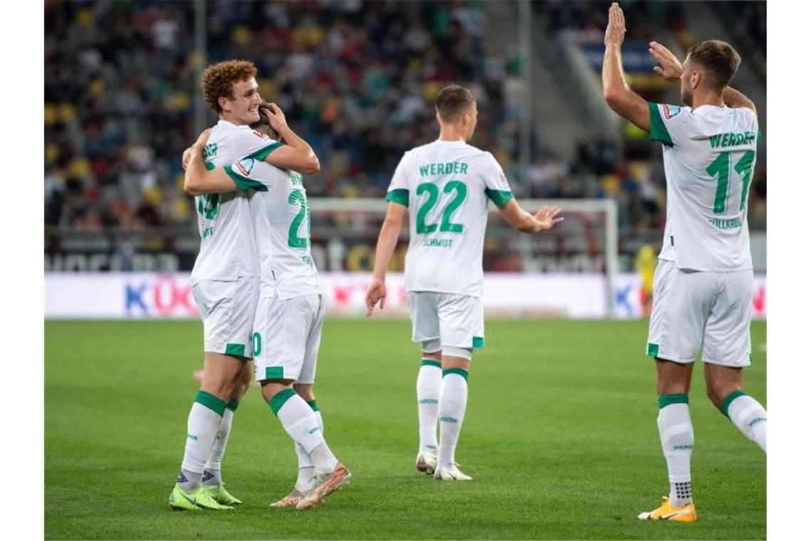 Bremens Doppeltorschütze Joshua Sargent (l-r), Romano Schmid, Niklas Schmidt und Niclas Füllkrug jubeln nach dem Treffer zum 0:1. Foto: Marius Becker/dpa