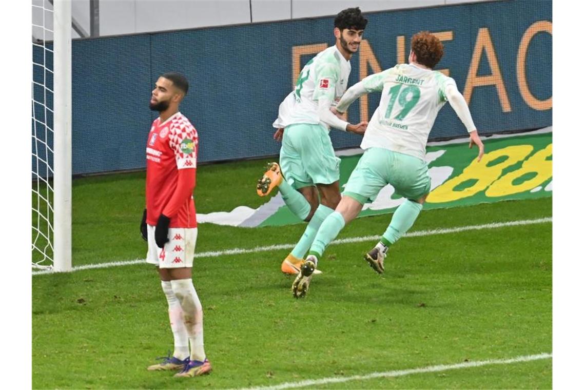 Bundesliga: Das war der Samstag, das kommt am Sonntag Bremens Eren Dinkci (M) schoss 262 Sekunden nach seiner Einwechslung das Siegtor in Mainz. Foto: Torsten Silz/dpa