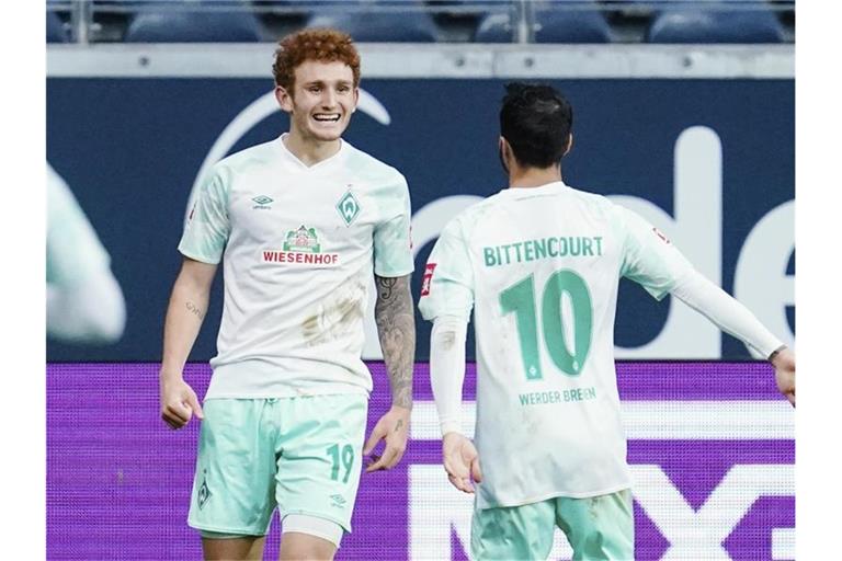 Bremens Josh Sargent (l) mit Leonardo Bittencourt. Foto: Uwe Anspach/dpa/Archivbild