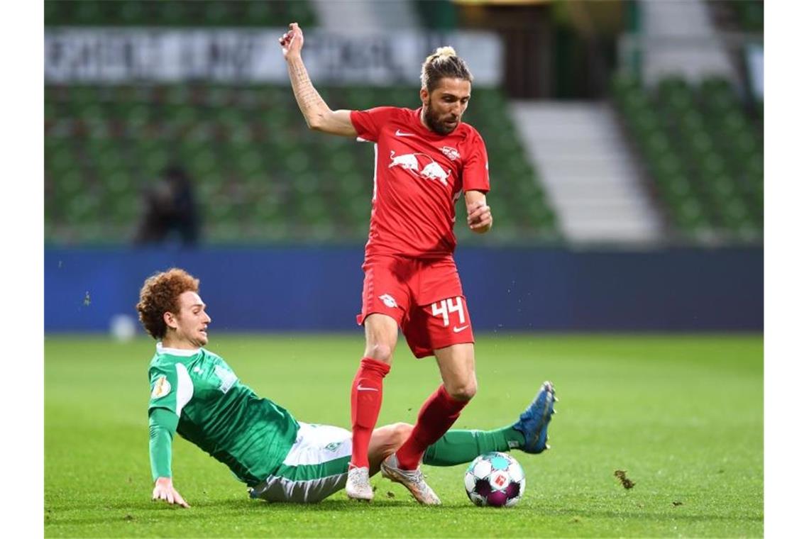RB Leipzig kämpft sich ins Pokalfinale - Kohfeldt bleibt Bremens Joshua Sargent (l) und Leipzigs Kevin Kampl kämpfen um den Ball. Foto: Carmen Jaspersen/dpa