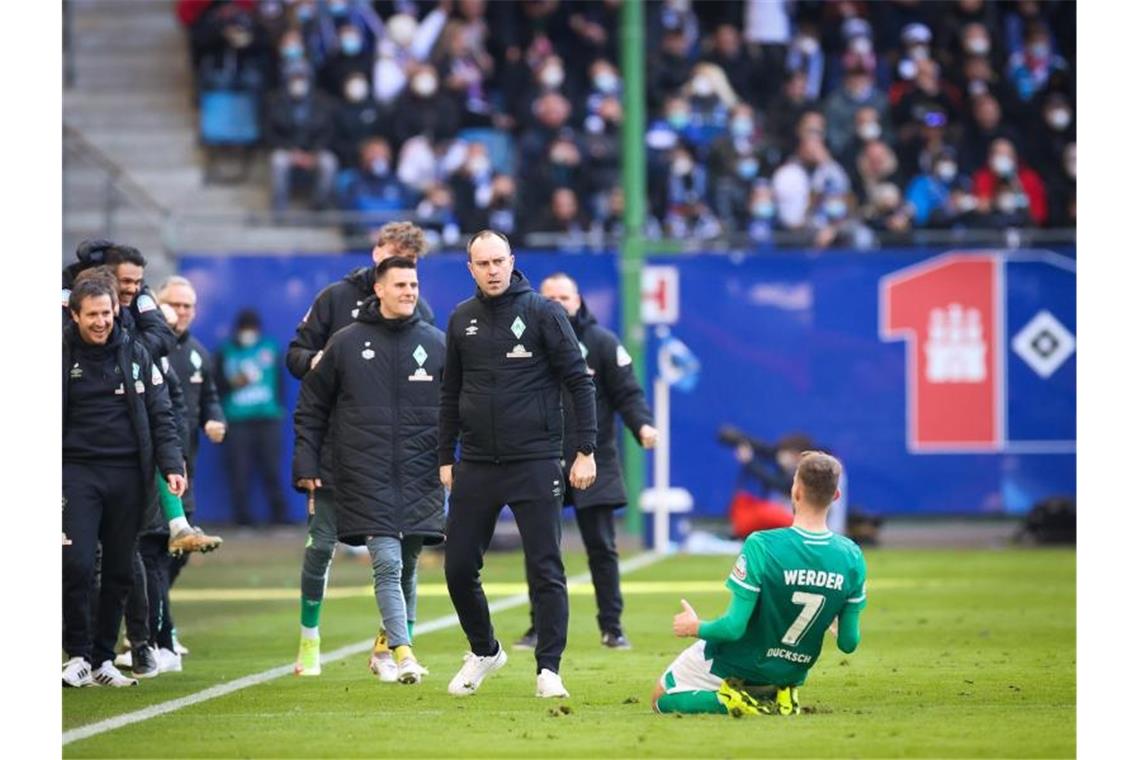 Bremens Marvin Ducksch (r) feiert sein Tor zum 3:1 gegen den HSV. Foto: Christian Charisius/dpa