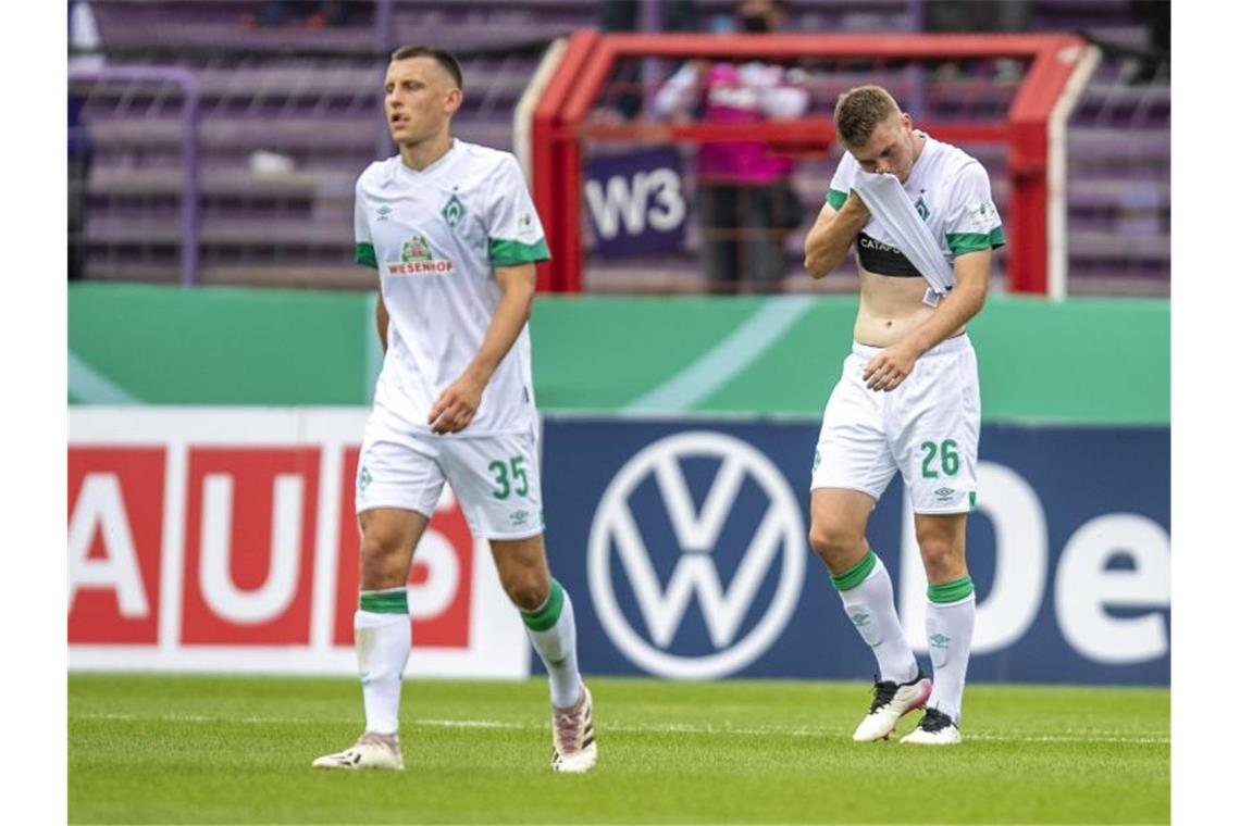 Bremens Maximilian Eggestein (l) und Lars-Lukas Mai konnten die Pokal-Niederlage beim VfL Osnabrück nicht verhindern. Foto: David Inderlied/dpa