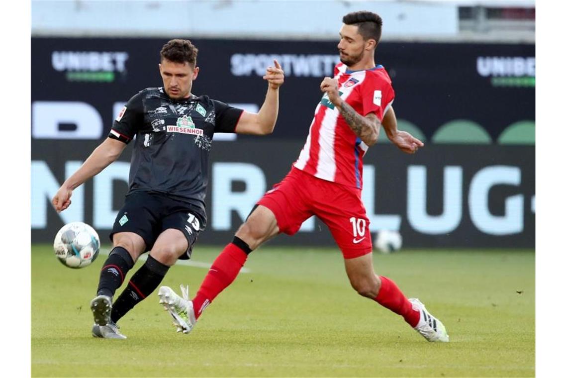 Nach operativen Eingriffen: Heidenheim-Duo in der Reha Bremens Milos Veljkovic (l) und Heidenheims Tim Kleindienst kämpfen um den Ball. Foto: Tom Weller/dpa