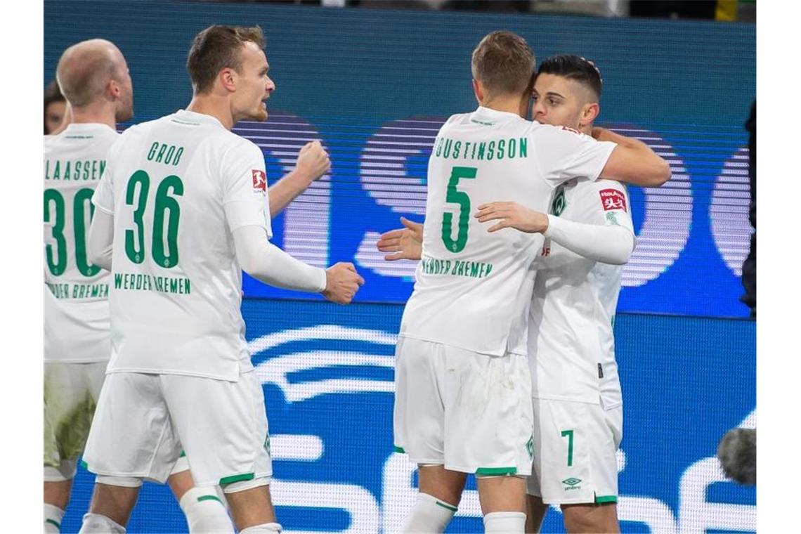 Sieg im Nordduell: Werder Bremen beendet seine Krise Bremens Milot Rashica (r) wird nach seinem Führungstor gefeiert. Foto: Swen Pförtner/dpa