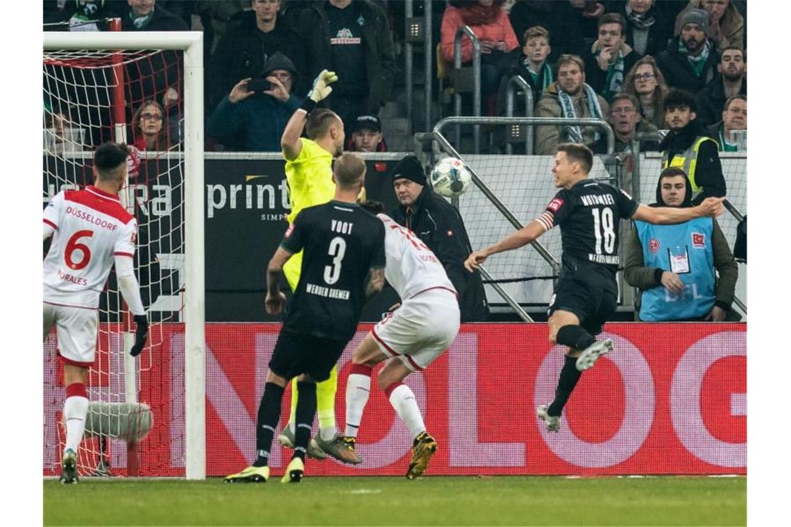 Bremens Niklas Moisander (r) erzielt das Tor zum 1:0-Auswärtserfolg in Düsseldorf. Foto: Bernd Thissen/dpa