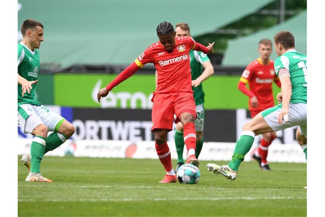 Nach Leipzig-Pleite beim BVB: FC Bayern vorzeitig Meister Bremens Niklas Moisander (r) und Maximilian Eggestein (l) versuchen Leverkusens Leon Bailey (M) vom Ball zu trennen. Foto: Carmen Jaspersen/dpa