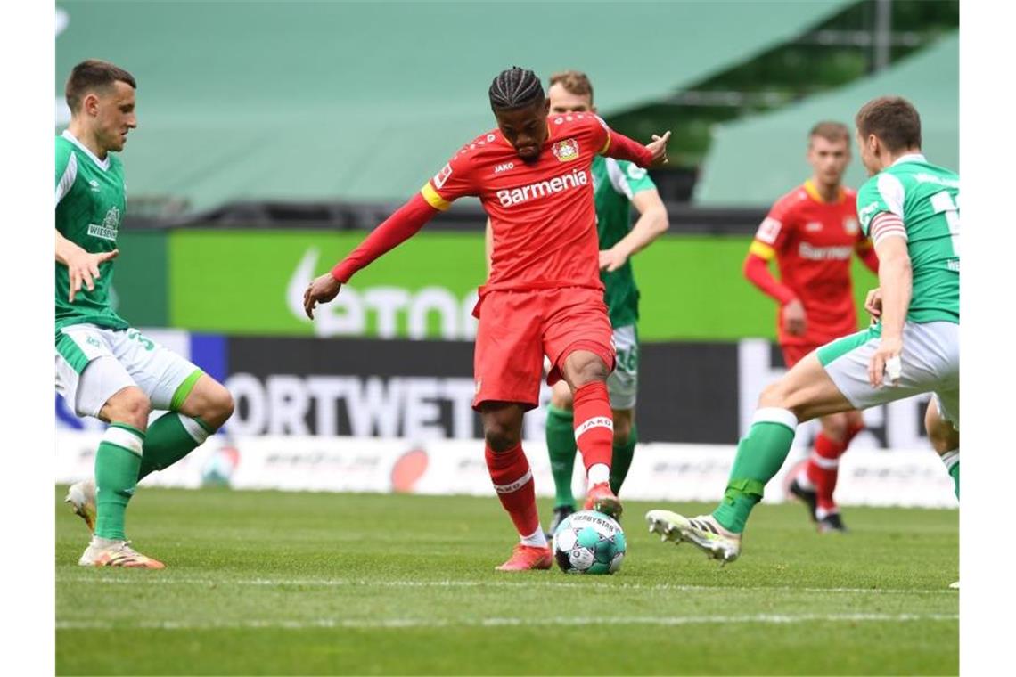 Bremens Niklas Moisander (r) und Maximilian Eggestein (l) versuchen Leverkusens Leon Bailey (M) vom Ball zu trennen. Foto: Carmen Jaspersen/dpa