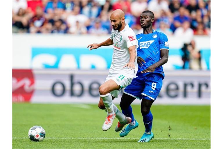Bremens Ömer Toprak und Hoffenheims Ihlas Bebou (l-r.) im Zweikampf um den Ball. Foto: Uwe Anspach