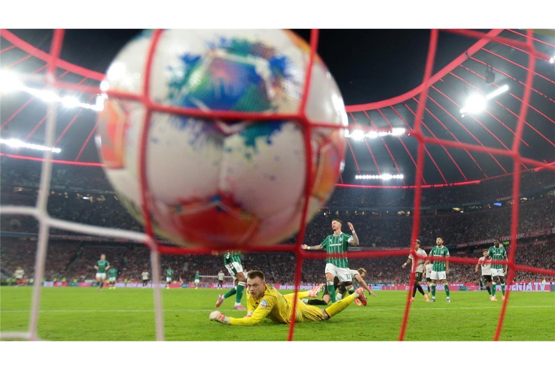 Bilder des Tages Bremens Torhüter Karl Hein kann den Treffer zum 2:0 durch Münchens Kane nicht halten.