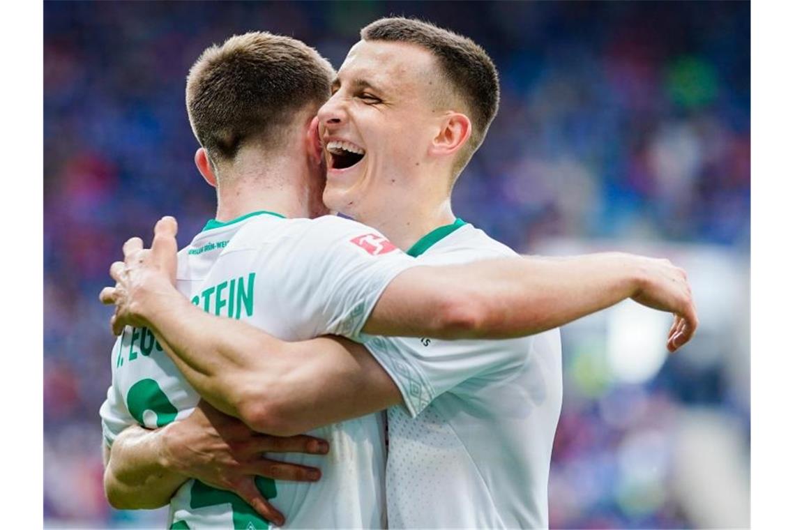 Titelentscheidung vertagt - 96 und Nürnberg steigen ab Bremens Torschütze Johannes Eggestein (l) und sein Bruder, Maximilian jubeln über das Tor zum 1:0 gegen Hoffenheim. Foto: Uwe Anspach