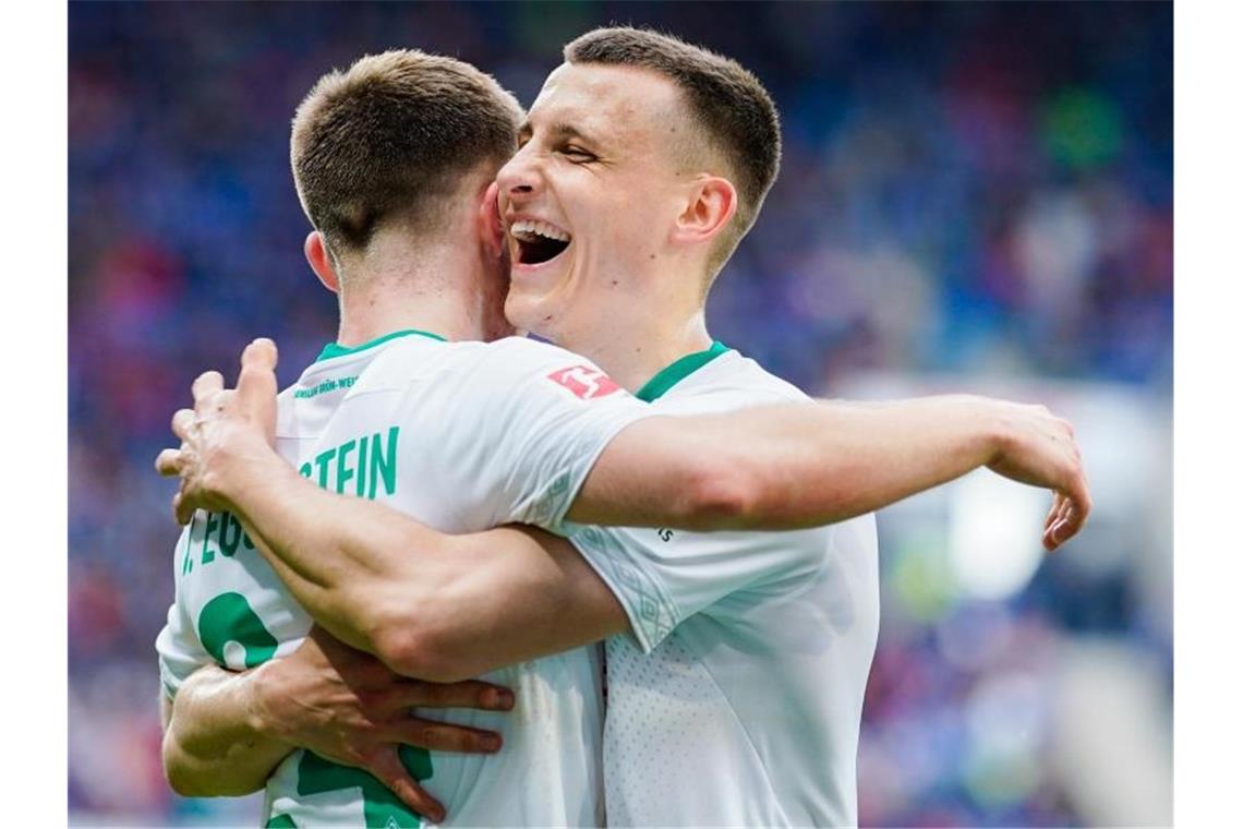 Bremens Torschütze Johannes Eggestein (l) und sein Bruder, Maximilian jubeln über das Tor zum 1:0 gegen Hoffenheim. Foto: Uwe Anspach