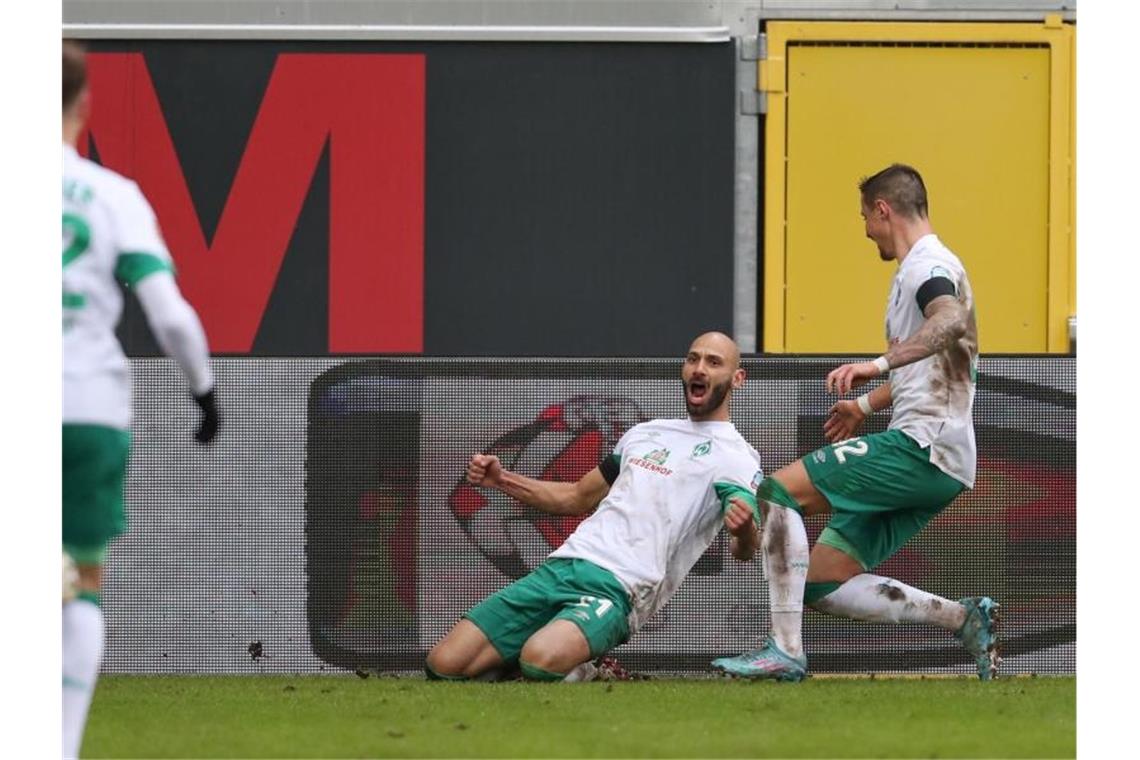 Bremens Torschütze Ömer Toprak (M) feiert seinen Treffer zum 3:4. Foto: Friso Gentsch/dpa